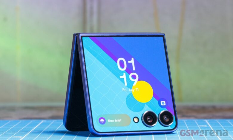 US Sees Soaring Demand: Samsung's Z Fold7 & Z Flip7 Triumph.